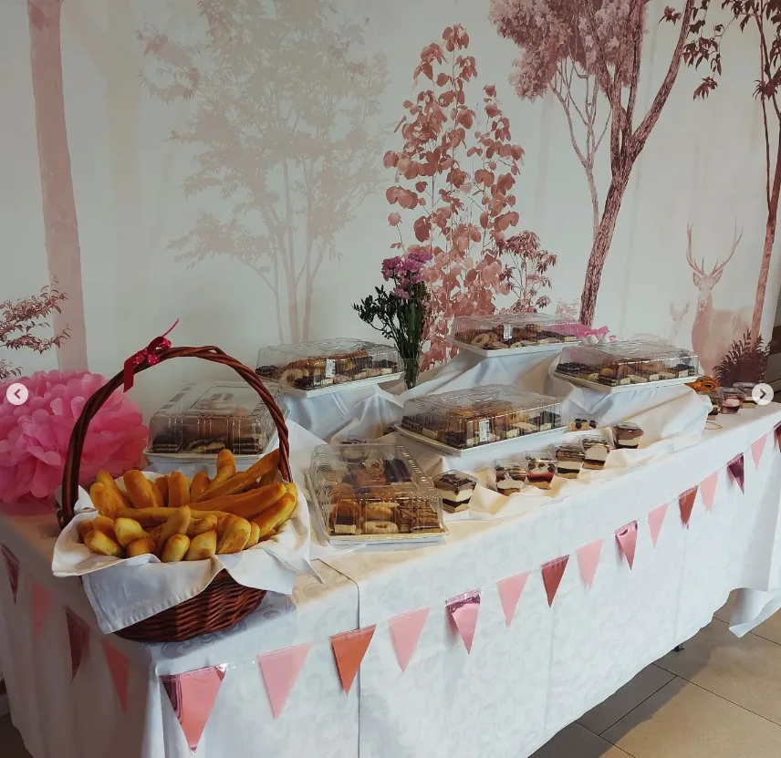 Catering — aranžirani stol s hranom