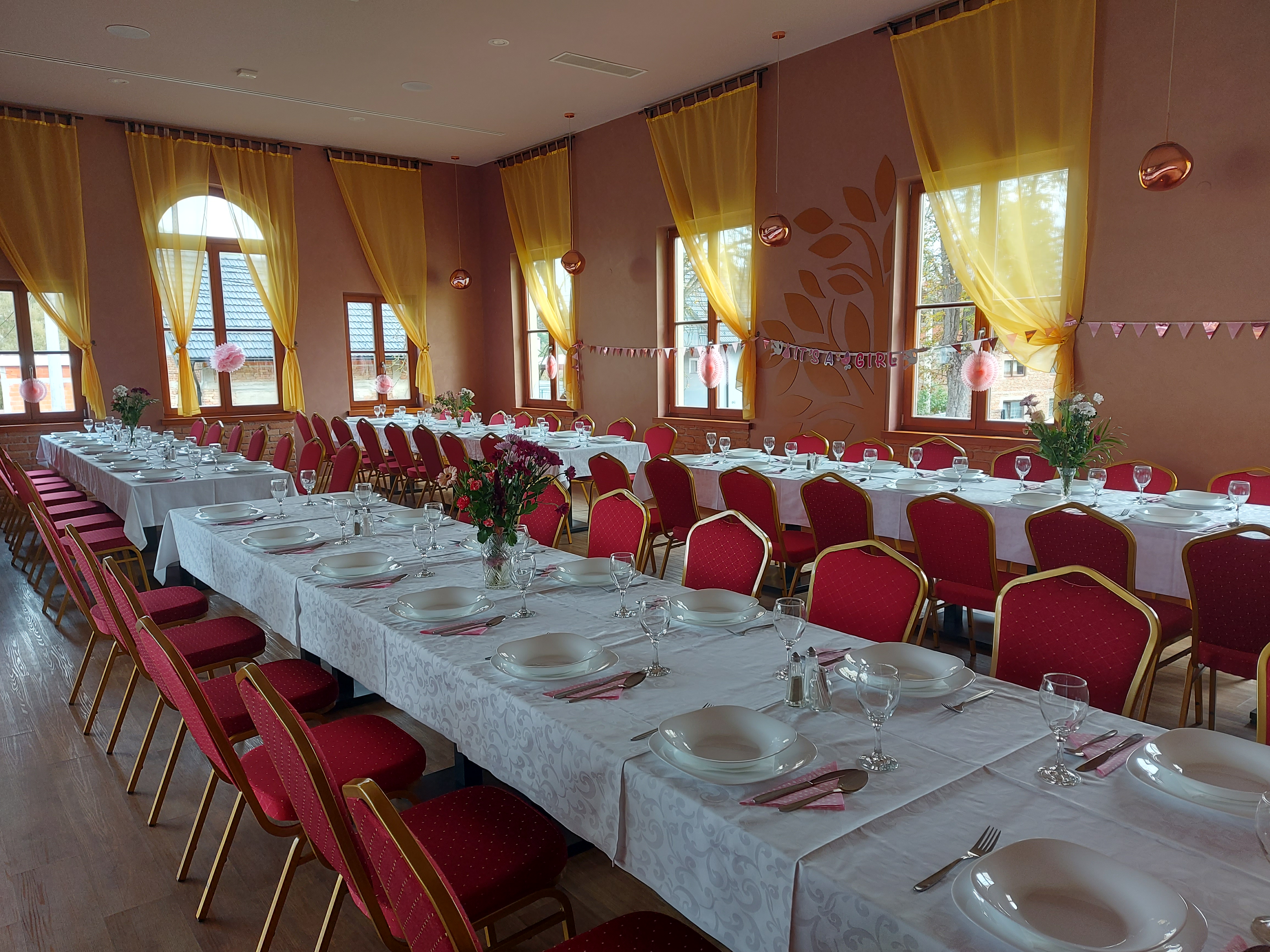 Svečano uređeni stolovi u Restoranu Bellevue